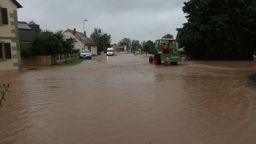 Die Aisch sorgte auch hier für überschwemmte Straßen. 