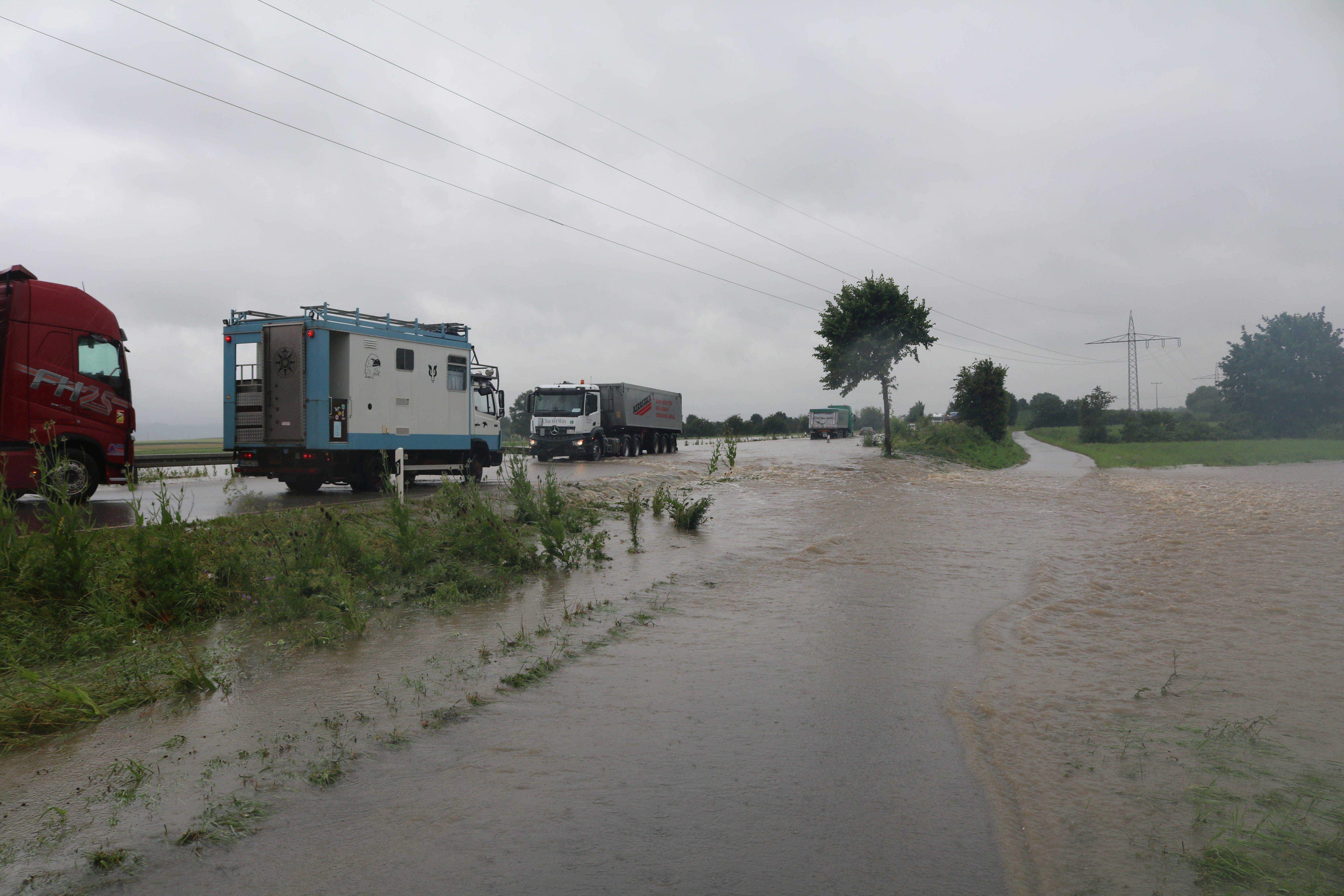 Die B470 und der Orteingang von Lenkersheim sind zur Mittagszeit kaum noch befahrbar.