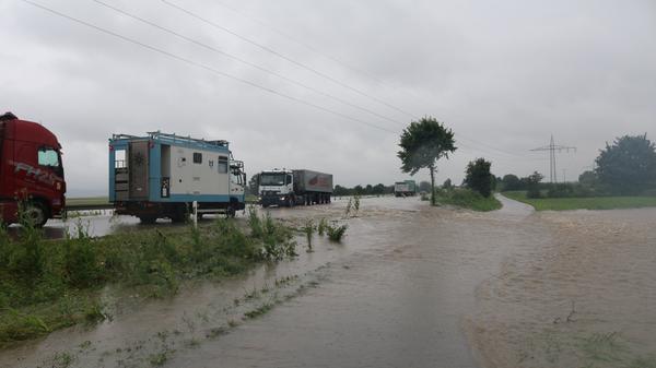 Die B470 und der Orteingang von Lenkersheim sind zur Mittagszeit kaum noch befahrbar.