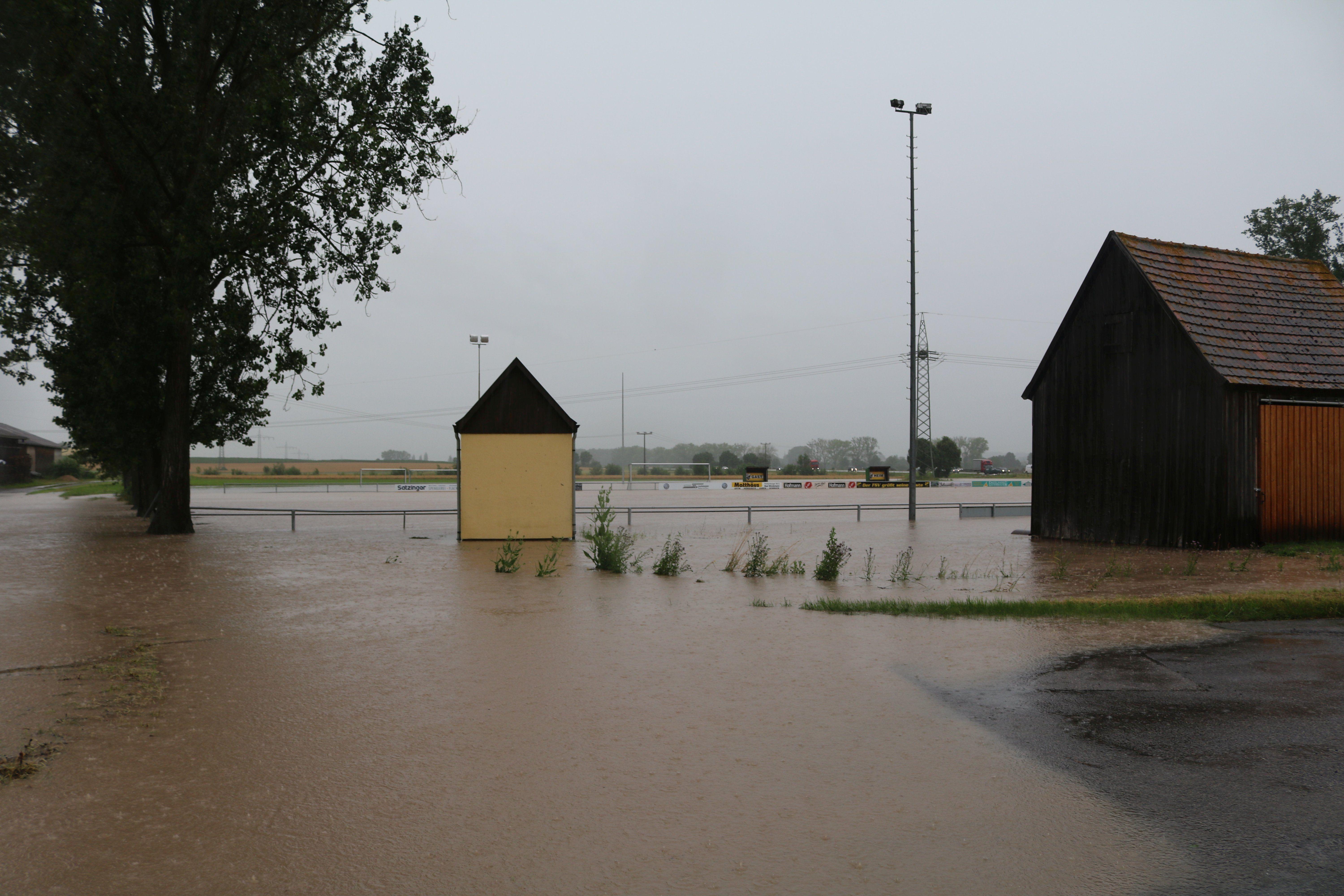 Auch die Sportplätze des FSV Bad Windsheim stehen unter Wasser. 