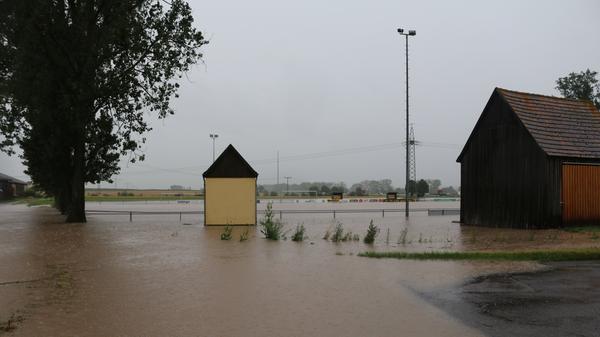Auch die Sportplätze des FSV Bad Windsheim stehen unter Wasser.
