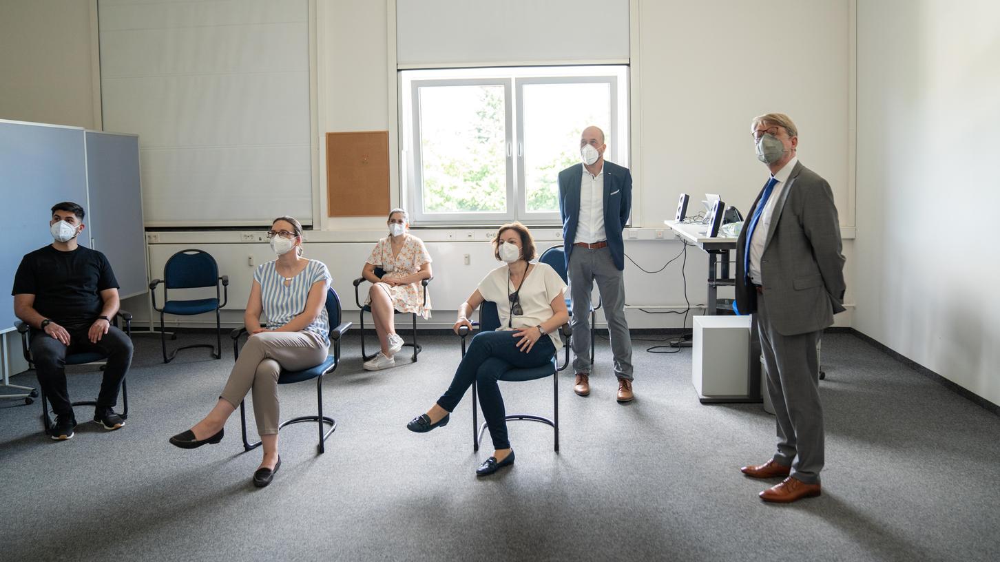 Besuch im Nürbanum: Hans-Eckhard Sommer, der Präsident des Bundesamts für Migration und Flüchtlinge, eröffnete die Impfstraße gemeinsam mit dem Roten Kreuz.
Besuch im Nürbanum: Hans-Eckhard Sommer, der Präsident des Bundesamts für Migration und Flüchtlinge, eröffnete die Impfstraße gemeinsam mit dem Roten Kreuz.