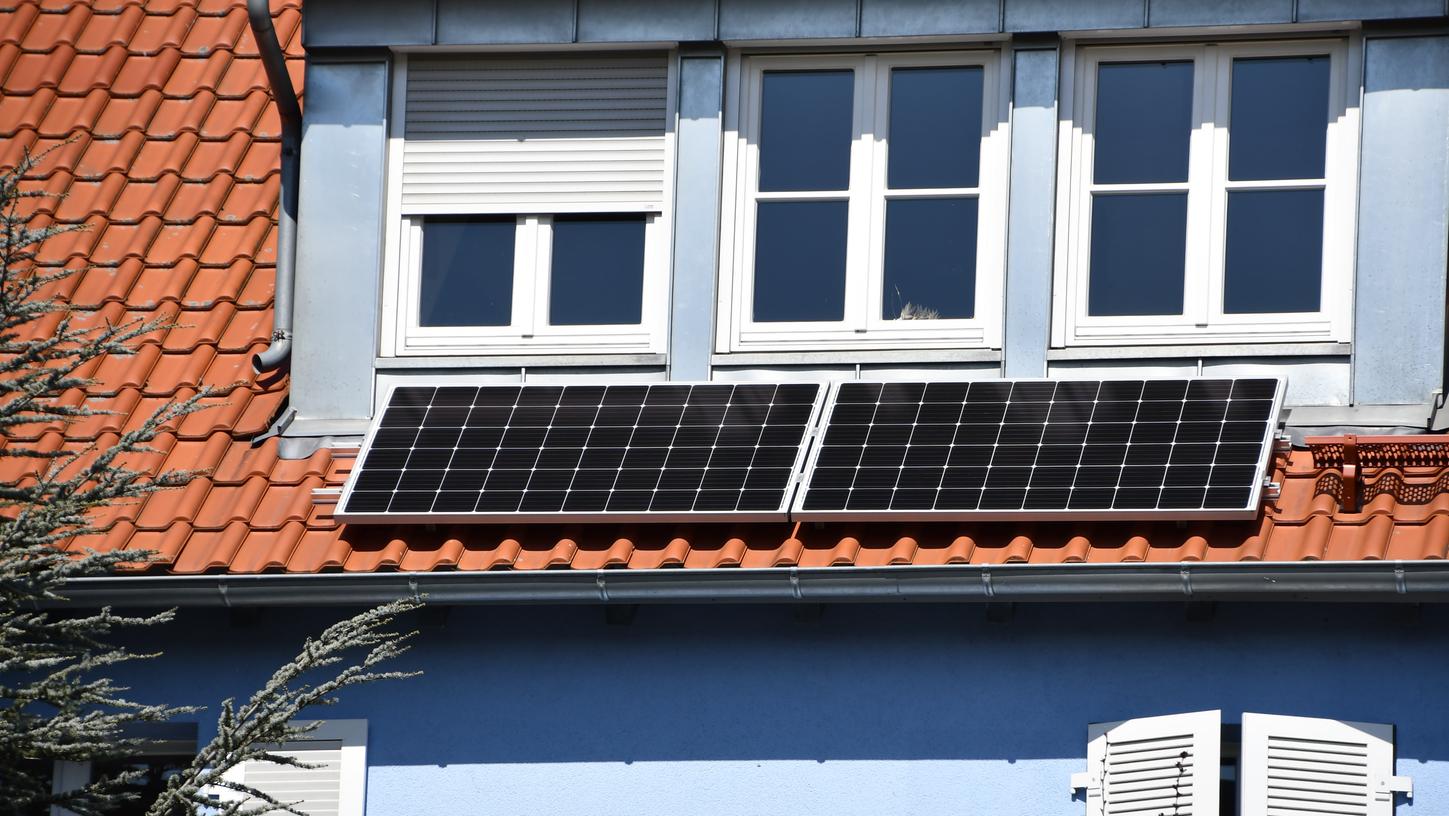Stecker-Solaranlagen bestehen aus ein oder zwei Modulen und einem Wechselrichter. Der wandelt die aus der Sonneneinstrahlung erzeugte Energie direkt in Strom fÃ¼r den Haushalt um.