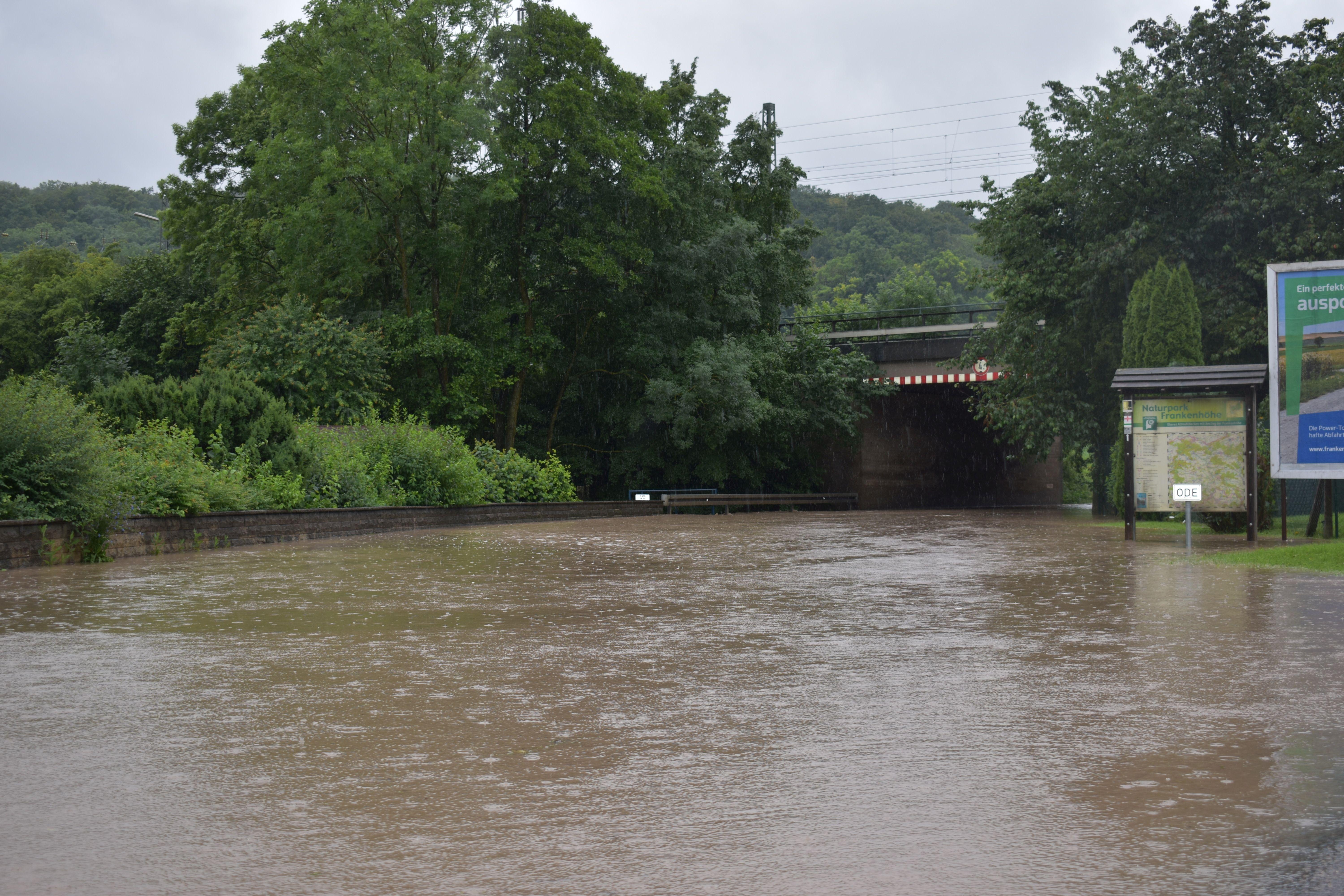 In Steinach bei Rothenburg wurde die Straße unterhalb des Bahnsteigs überflutet. 