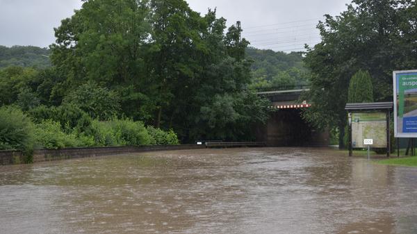 In Steinach bei Rothenburg wurde die Straße unterhalb des Bahnsteigs überflutet.