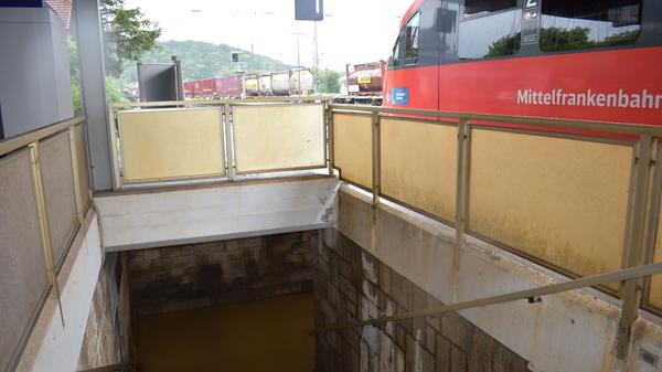 Auch in den unterirdischen Gängen am Bahnhof stand das Wasser.