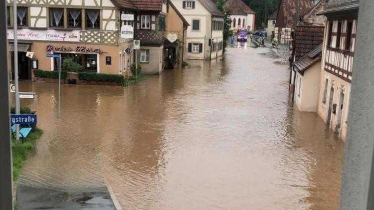 In Emskirchen kam das Hochwasser erst gegen 15 Uhr an - Teile des Ortes sind überschwemmt. 
