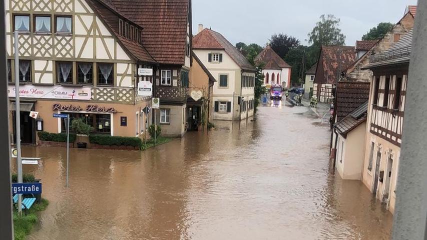 Wassermassen ohne Ende in Frankens Städten: So heftig trifft das Unwetter unsere User