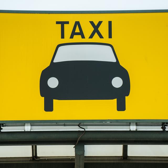 ARCHIVÂ - Ein Schild mit der Aufschrift Taxi, aufgenommen am 06.05.2014 Ã¼ber einem Taxistand am Flughafen Tegel in Berlin. Foto: Hauke-Christian Dittrich/dpa (zu dpa Â«SZÂ»-Umfrage: Taxifahren in Deutschland wird teils deutlich teurer vom 08.10.2014) +++(c) dpa - Bildfunk+++