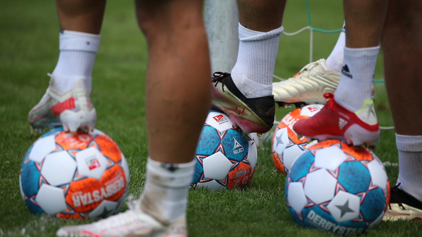Egal ob im Profi-Fußball oder bei den Amateuren in der Kreisklasse. Viele Vereine setzen auf junge Talente und nehmen zudem ihren Integrationsauftrag wahr. Egal ob im Profi-Fußball oder bei den Amateuren in der Kreisklasse. Viele Vereine setzen auf junge Talente und nehmen zudem ihren Integrationsauftrag wahr.