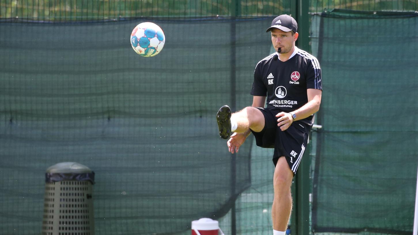 Macht als gelernter Stürmer am Ball immer noch eine gute Figur: Club-Trainer Robert Klauß.
Macht als gelernter Stürmer am Ball immer noch eine gute Figur: Club-Trainer Robert Klauß.