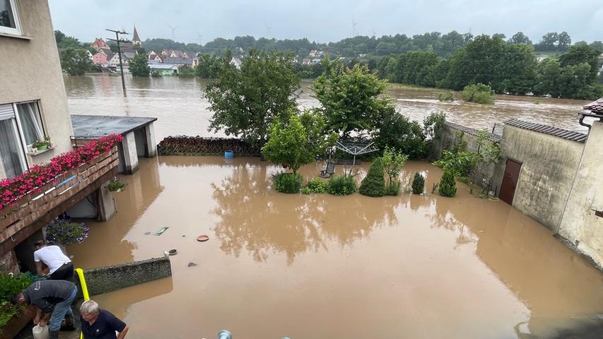 In Lohe bei Wilhermsdorf haben die enormen Wassermassen die Garagen eines Wohnhauses überflutet