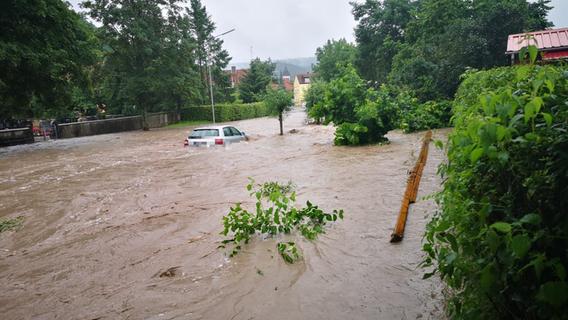 Dauerregen trifft Franken: Schwere Unfälle und Feuerwehren im Dauereinsatz
