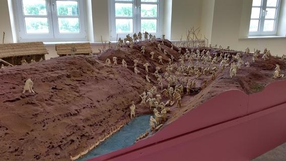 Exponate rund um die Themen „Bahn“ und „Karlsgraben“ laden zum Museumsbesuch ein. Außenfiguren weisen nun auf die Inhalte der Ausstellungen hin.
Exponate rund um die Themen „Bahn“ und „Karlsgraben“ laden zum Museumsbesuch ein. Außenfiguren weisen nun auf die Inhalte der Ausstellungen hin.