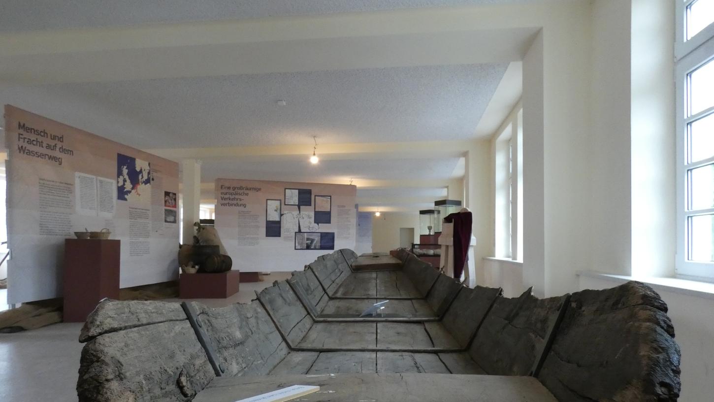 Teil der Ausstellung ist auch eine uralte Prahm, wie sie zur Schiffsfahrt zur damaligen Zeit benutzt worden ist.
Teil der Ausstellung ist auch eine uralte Prahm, wie sie zur Schiffsfahrt zur damaligen Zeit benutzt worden ist.