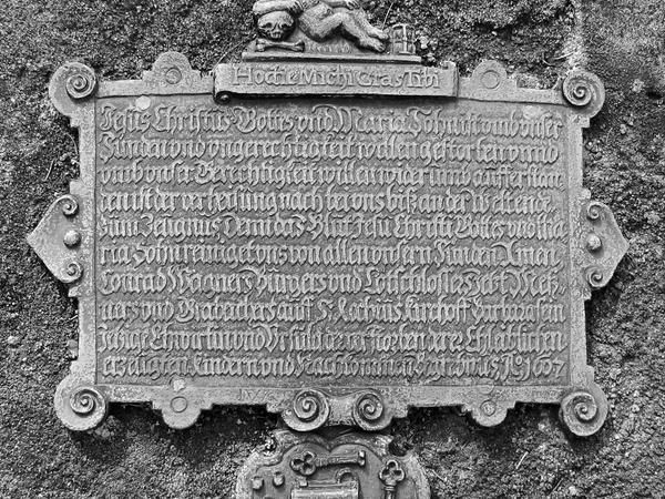 Über 40 Epitaphien wurden 2014 auf dem Rochusfriedhof gestohlen. Das Schild von Conrad Wagner aus dem Jahr 1607 war eines davon. Die Täter wurden gefasst und mussten sich vor Gericht verantworten.