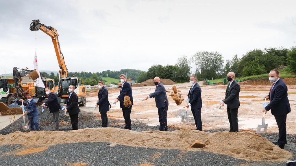 Politiker und Vertreter von Siemens trafen sich zum symbolischen ersten Spatenstich in Wunsiedel. Politiker und Vertreter von Siemens trafen sich zum symbolischen ersten Spatenstich in Wunsiedel.