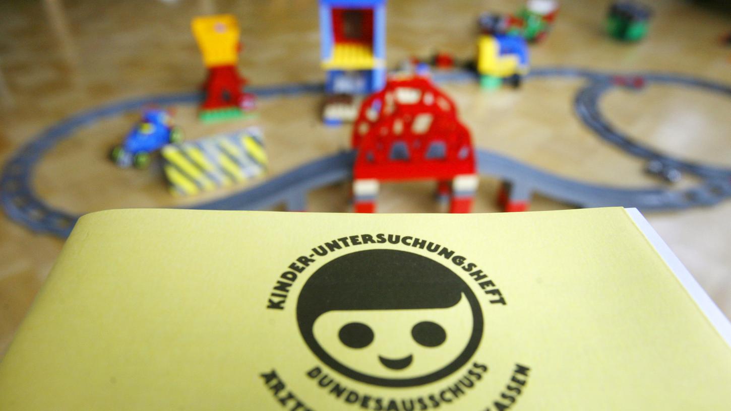 In diese gelben Heften werden die ärztlichen Vorsorgeuntersuchungen eingetragen - in Nürnberg müssen noch rund 1000 künftige Erstklässler unter die Lupe genommen werden, die keine solche Vorsorgeuntersuchung haben. In diese gelben Heften werden die ärztlichen Vorsorgeuntersuchungen eingetragen - in Nürnberg müssen noch rund 1000 künftige Erstklässler unter die Lupe genommen werden, die keine solche Vorsorgeuntersuchung haben.