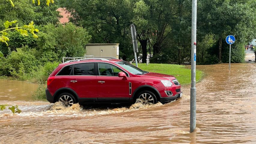 Bilder: Regen-Chaos in Wilhermsdorf - Wasserwacht muss Anwohner mit Booten retten