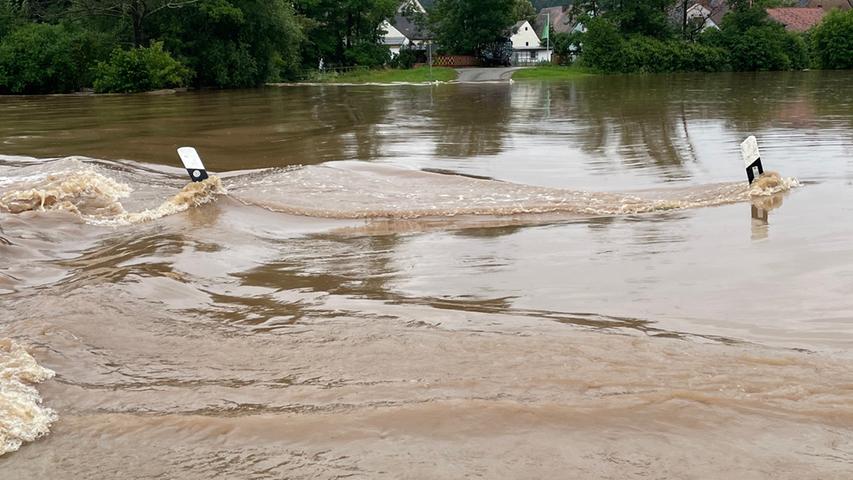 Bilder: Regen-Chaos in Wilhermsdorf - Wasserwacht muss Anwohner mit Booten retten