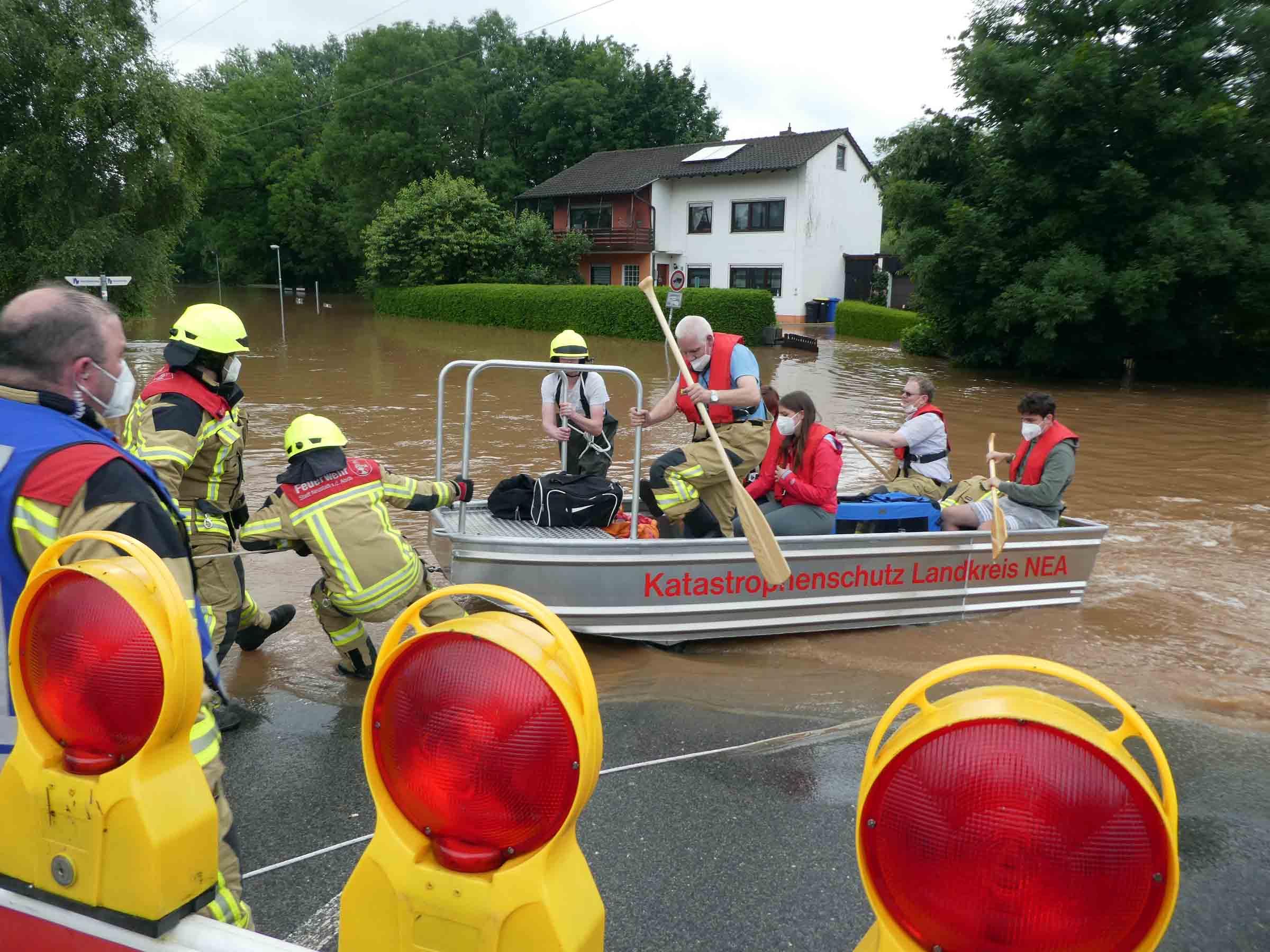Die Feuerwehr Neustadt musste unter anderem auch einige Personen retten. 