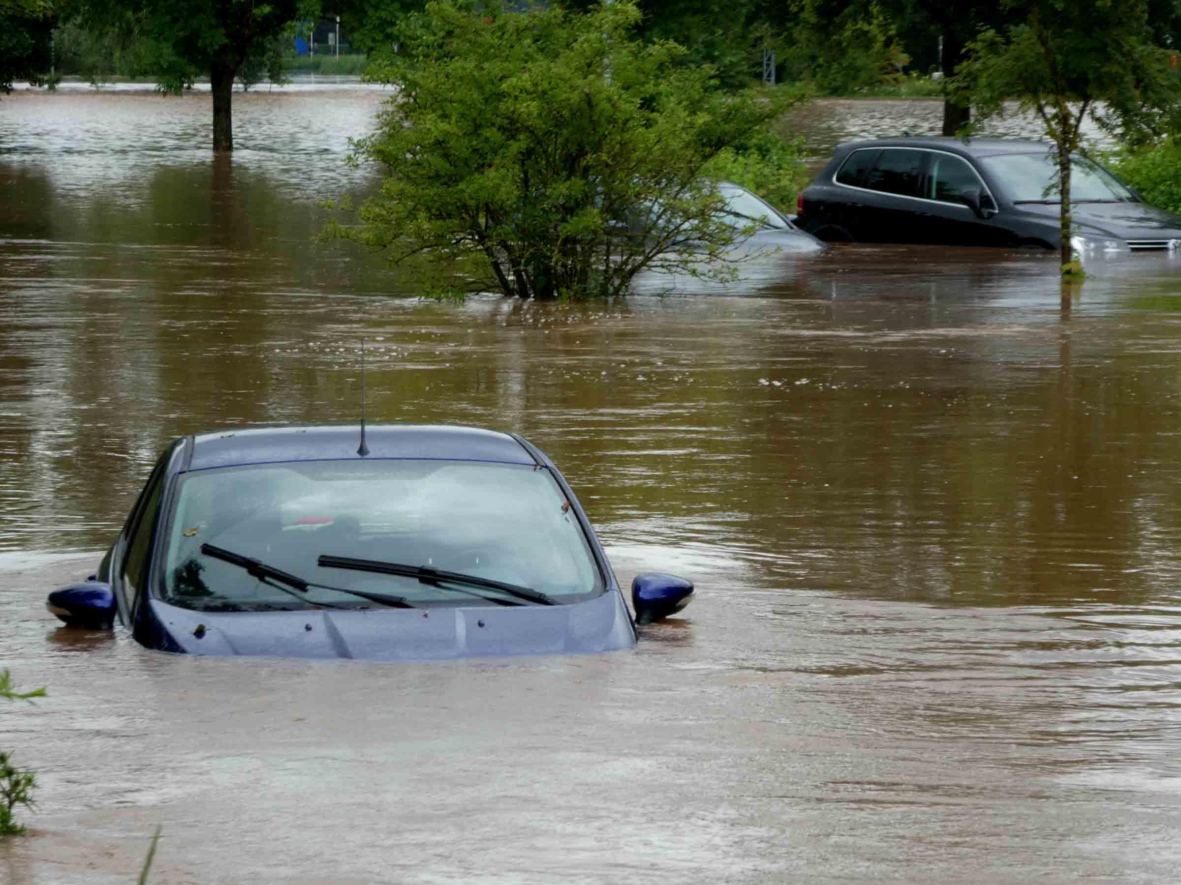 Autos in den Fluten bei der Wasenmühle in Neustadt.