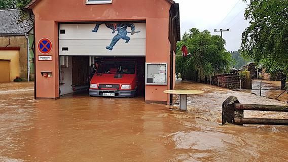 Roth-Schwabach: Wassermassen auf Straßen und im Feuerwehrhaus