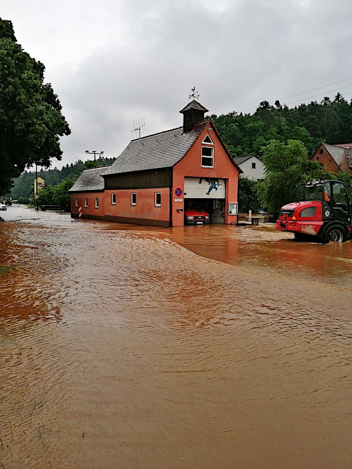 Hier floss das Wasser in Autos und schoss fast einen halben Meter hoch durchs Feuerwehrhaus.