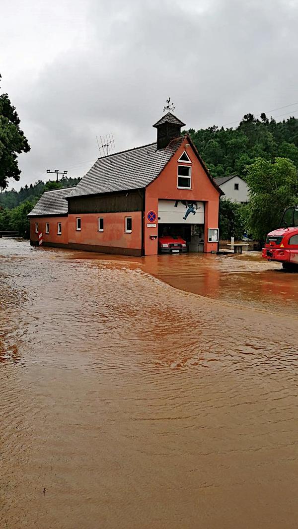 Hier floss das Wasser in Autos und schoss fast einen halben Meter hoch durchs Feuerwehrhaus.