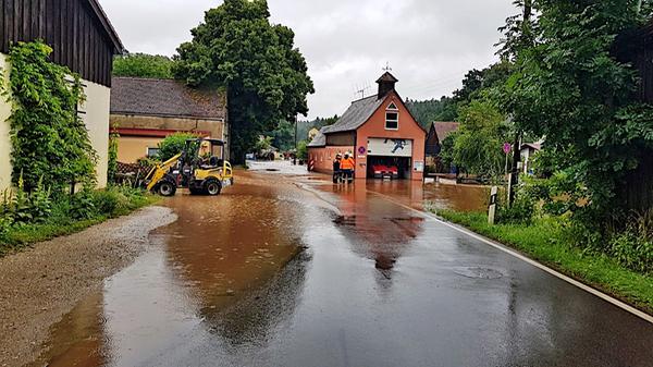 Statt mit Wasser zu löschen, blieb den Feuerwehrlern nichts anderes übrig, als gegen die Wassermassen zu kämpfen. Flutwellen-Warnung: Heftiger Dauerregen erschüttert Franken