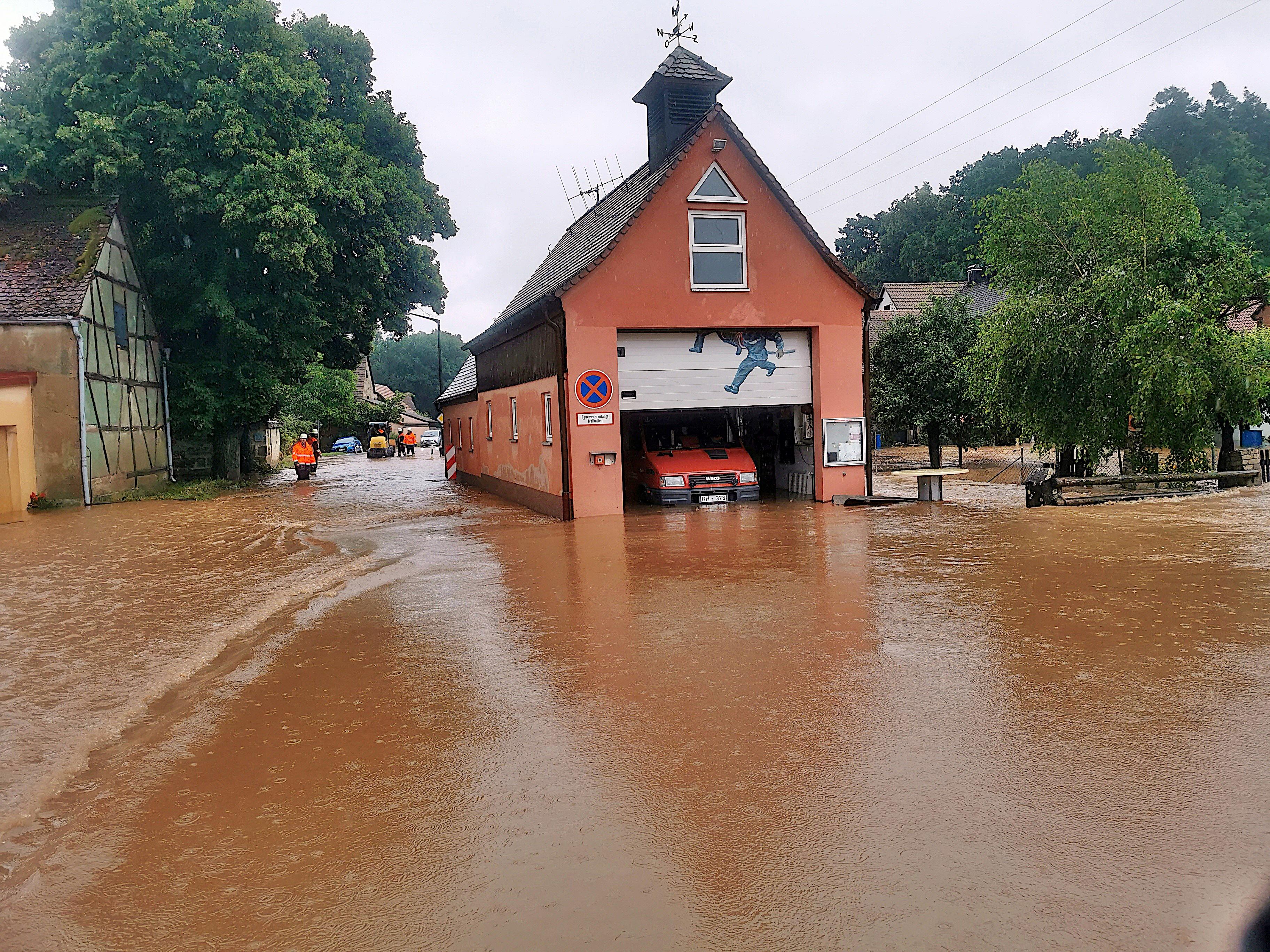 Das Hengdorfer Feuerwehrauto stand gut einen halben Meter im Wasser.