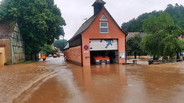 Das Hengdorfer Feuerwehrauto stand gut einen halben Meter im Wasser.