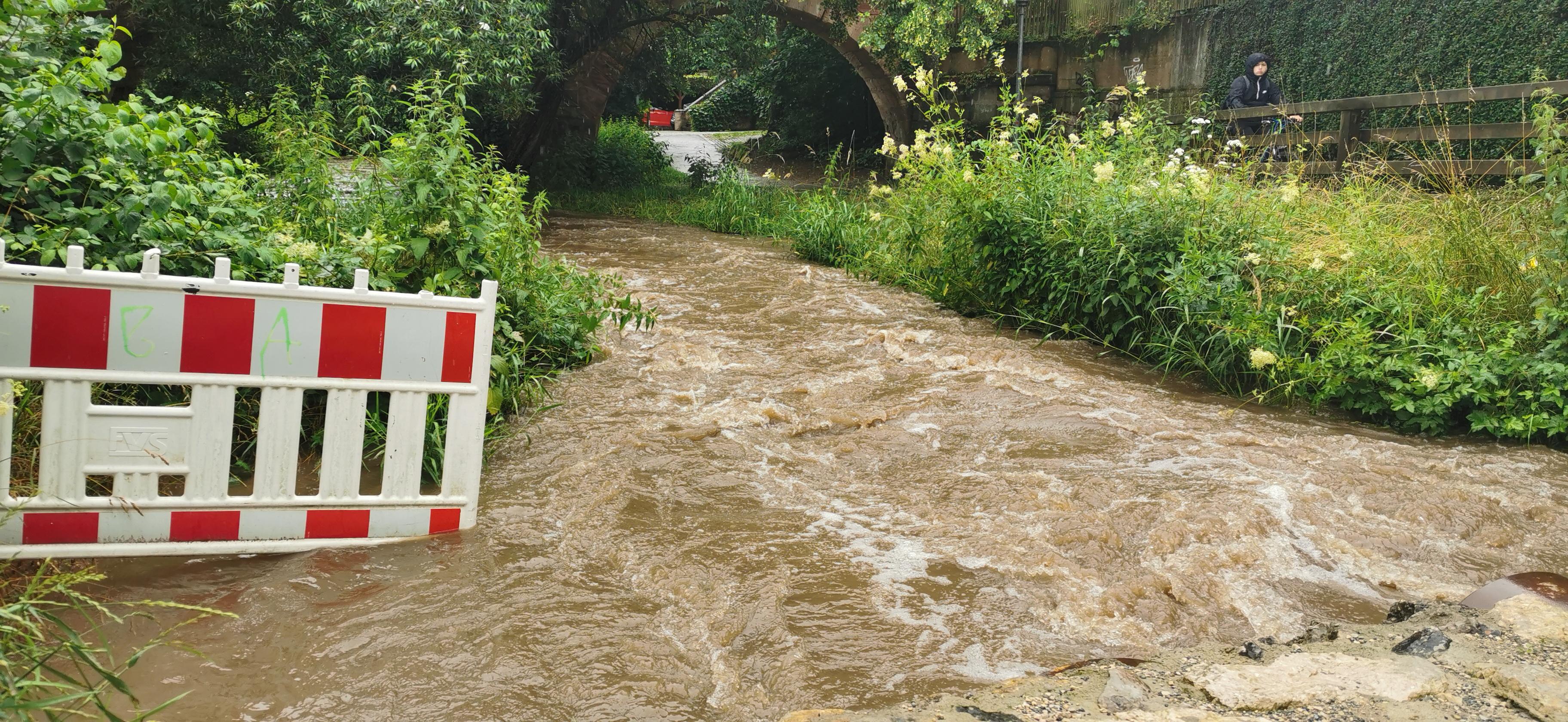 In Schwabach schwoll durch die unwetterartigen Regenfälle der gleichnamige kleine Fluss stark an und überschwemmte stellenweise die Ufer. Die Feuerwehr musste Keller auspumpen und wurde sogar bis nach Ansbach gerufen, wo wegen des Hochwassers und eines gleichzeitigen Bombenfunds der Katastrophenalarm ausgerufen wurde.
