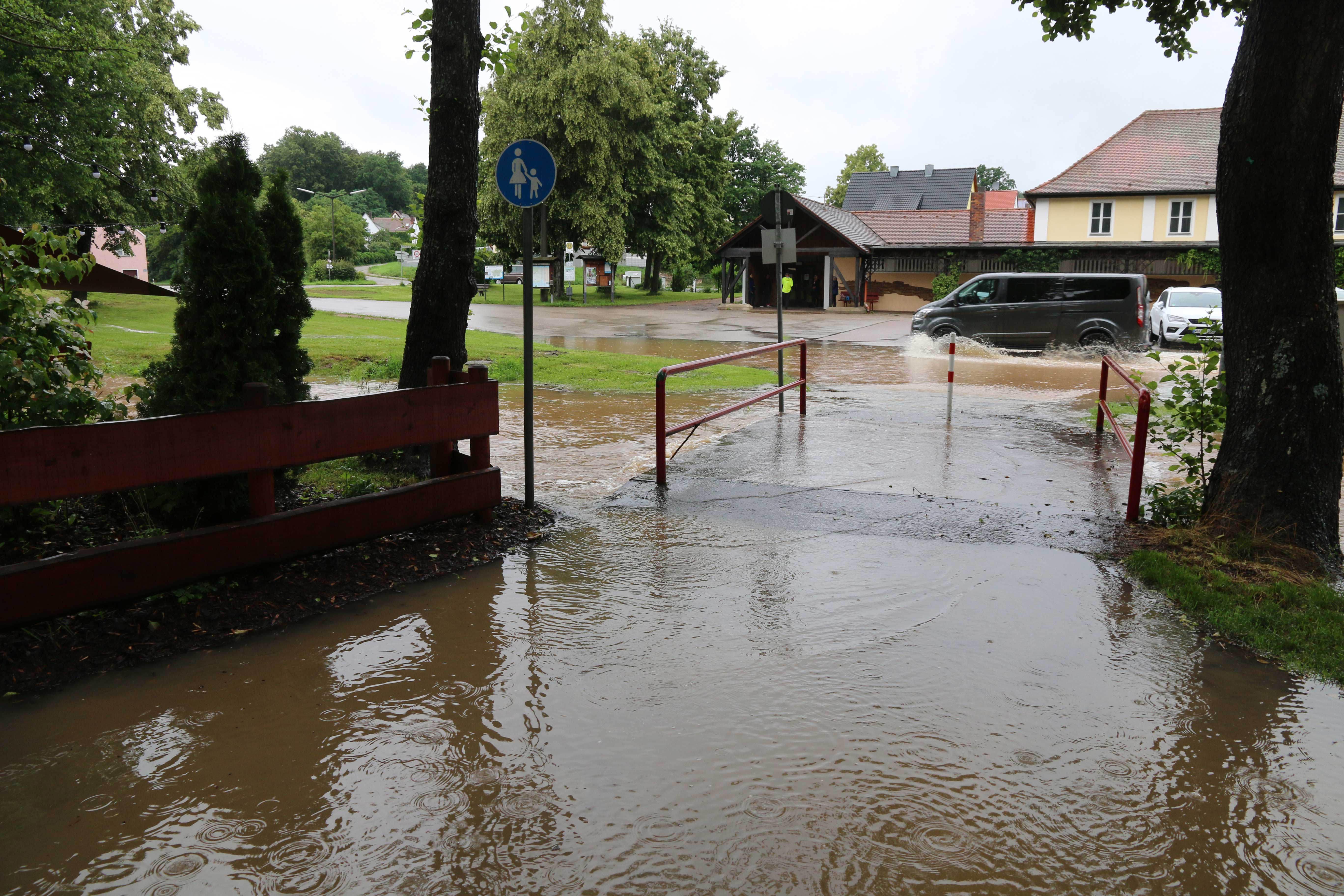 Nachdem das Bachbett der Kleinen Roth in Heideck in vergangener Zeit oft staubtrocken war, floss das Wasser nach den ergiebigen Regenfällen umso reichlicher. Ein kleiner Fluss wälzte sich durch die Stadt und überschwemmte teilweise auch den Festplatz. Bilder: Regen-Chaos in Westmittelfranken - Ganze Orte sind überschwemmt