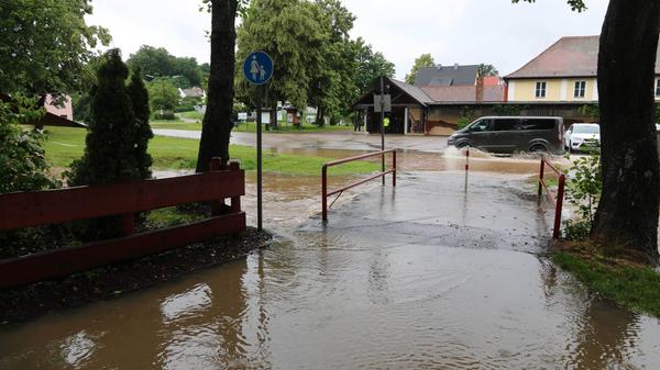 Nachdem das Bachbett der Kleinen Roth in Heideck in vergangener Zeit oft staubtrocken war, floss das Wasser nach den ergiebigen Regenfällen umso reichlicher. Ein kleiner Fluss wälzte sich durch die Stadt und überschwemmte teilweise auch den Festplatz. Bilder: Regen-Chaos in Westmittelfranken - Ganze Orte sind überschwemmt