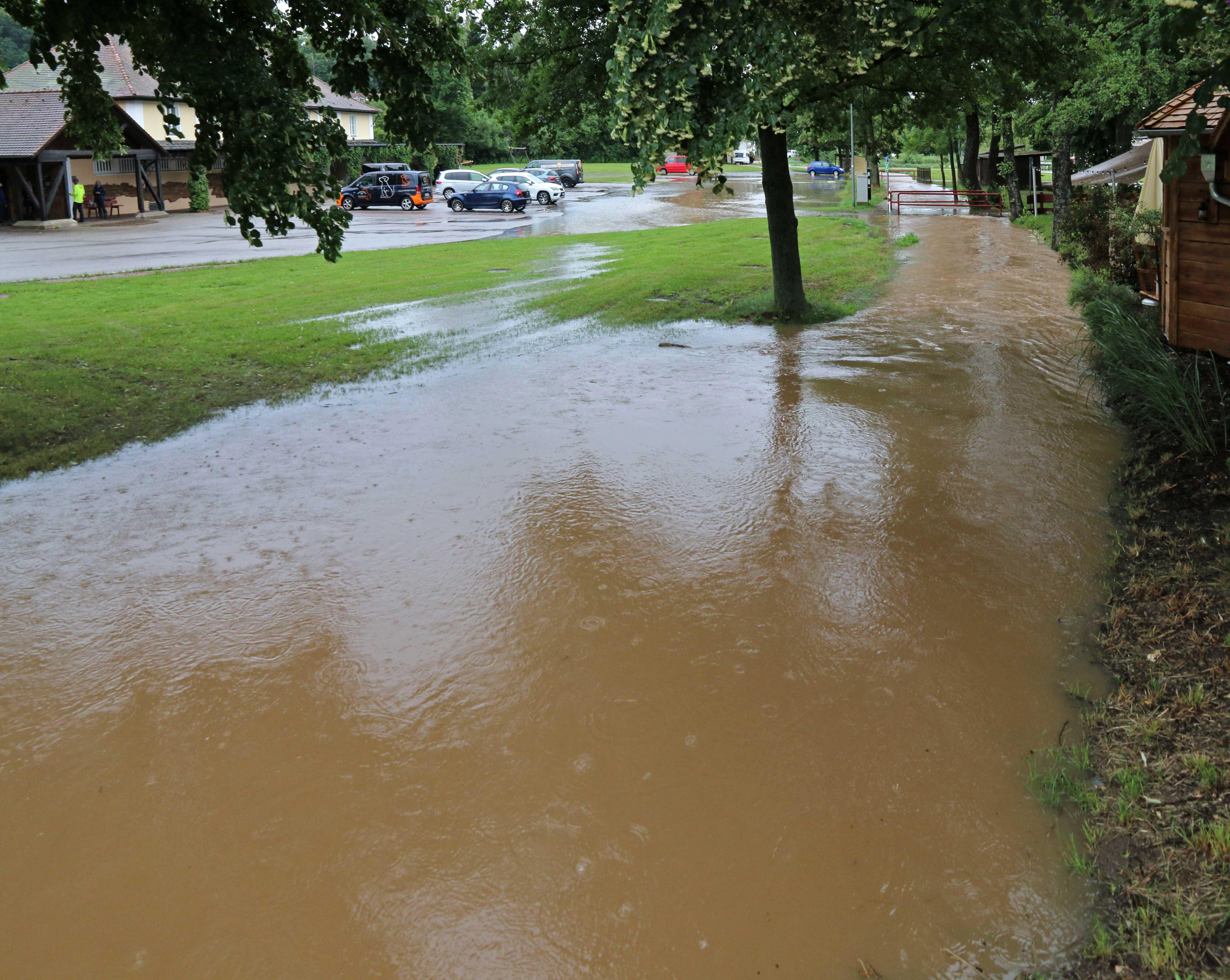 Da wurden böse Erinnerungen an das Hochwasser wach, als die Feuerwehr vor vielen Jahren die Stadthalle mit Sandsäcken schützen musste. Auch zwischen Bernlohe und Barnsdorf war Hochwasser angesagt: Die Straße war gestern bis Freitagmittag nicht passierbar. In Georgensgmünd trat die Rednitz über die Ufer. Bilder: Landkreis Roth unter Wasser