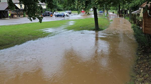 Da wurden böse Erinnerungen an das Hochwasser wach, als die Feuerwehr vor vielen Jahren die Stadthalle mit Sandsäcken schützen musste. Auch zwischen Bernlohe und Barnsdorf war Hochwasser angesagt: Die Straße war gestern bis Freitagmittag nicht passierbar. In Georgensgmünd trat die Rednitz über die Ufer. Bilder: Landkreis Roth unter Wasser