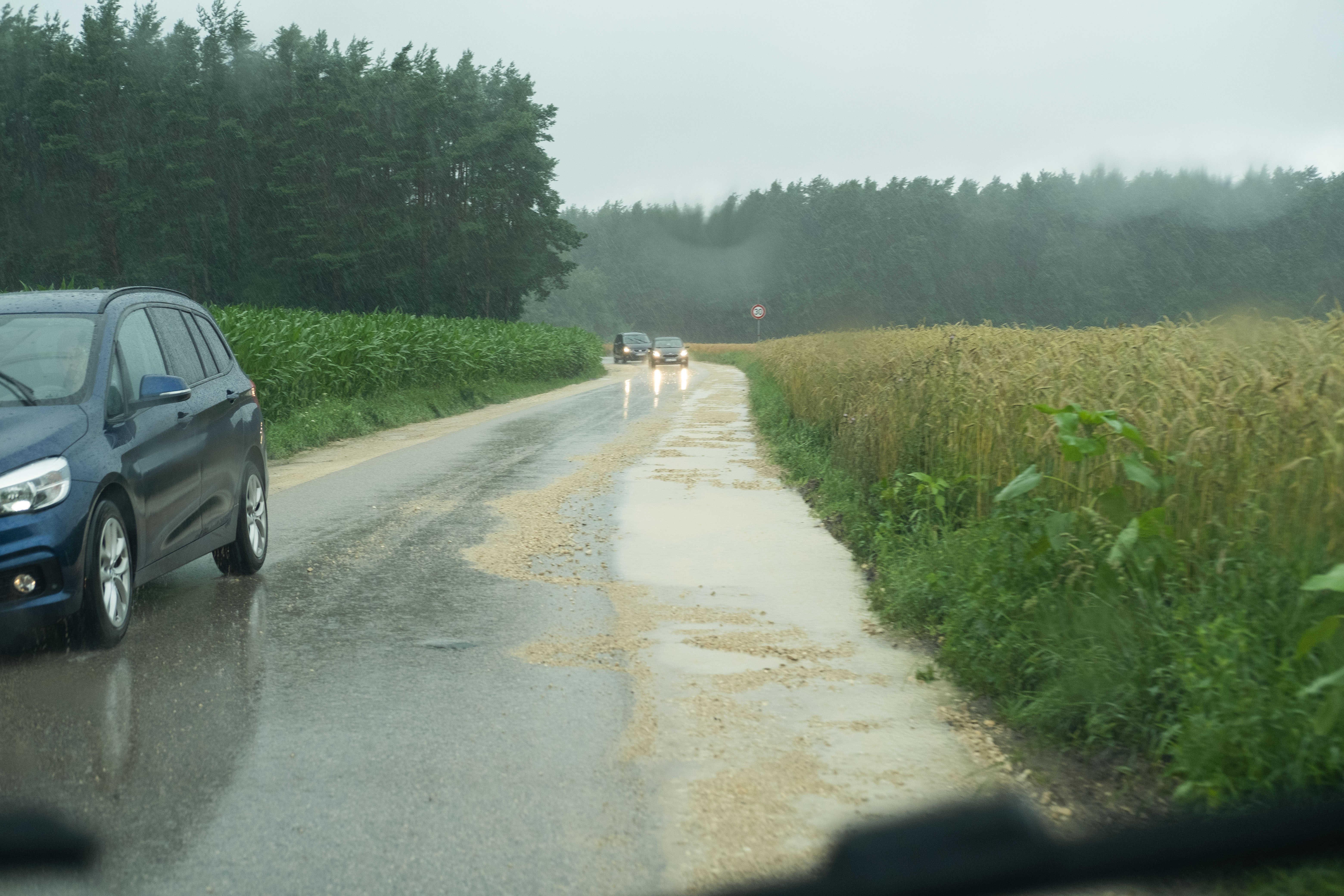 Ordentlich Wasser stand schließlich auch auf dem aktuellen "Schleichweg" zwischen den Rother Ortsteilen Evangelisch Hofstetten und Eckersmühlen. Wegen der stark beanspruchten Bankette wird diese Straße ab Mittwoch, 14. Juli für den Verkehr gesperrt.
