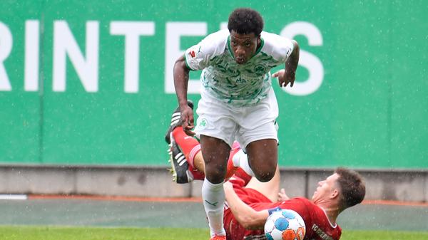 Freilich! Es hätte besser laufen und vor allem ausgehen können, das erste Testspiel des Nun-Wieder-Erstligisten aus Fürth. In der an diesem Freitag überaus nassen Kleeblattstadt hatte sich dieser mit der mittlerweile in Liga vier beheimaten Zweitvertretung des FC Bayern München zur Wettkampfsimulation verabredet. Von Beginn an mit dabei im neuen Heimtrikot: Jessic Ngankam, die just an den Ronhof gelotste Leihgabe von Hertha BSC. Der athletische Angreifer machte deutlich, dass er dem Kleeblatt in vorderster Front helfen kann. Am Ende hieß es aus Sicht der Hausherren dennoch 0:1.