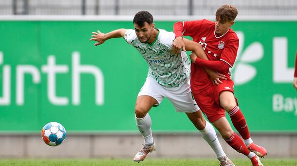 Trotz einiger gelungener Arbeitsproben Ngankams wurde die Kleeblatt-Defensive im Fürther Dauerregen von Münchens Talenten zu Beginn der Partie durchaus gefordert.