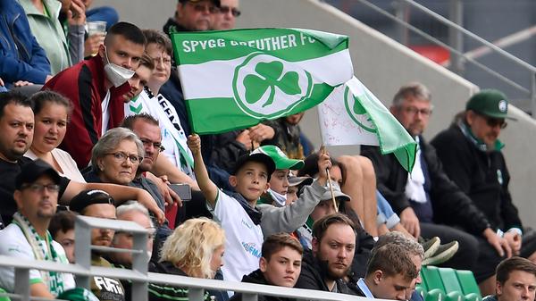 ... das von Stefan Leitl in der Vergangenheit so erfolgreich angeleitete Team bis zum Kabinengang allerdings ungenutzt ließ. Aber gut: Auch die Kleeblatt-Fans - 1500 waren erstmals seit ihrem pandemiebedingten Ausschluss am Laubenweg wieder mit von der Partie - wissen, dass in der Vorbereitung zu einem so frühen Zeitpunkt nicht alles auf Anhieb klappt.
