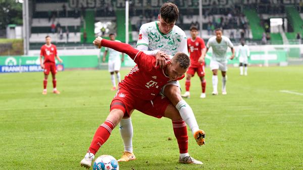 ... durfte der junge Elias Kratzer sein Können auch nach Wiederbeginn in weiß-grüner Arbeitskleidung unter Beweis stellen. Im ersten Durchgang bereits hatte einzig eine Glanzparade des Bayern-Keepers einen Torerfolg Kratzers verhindert. In diesem Sinne: Weitermachen!