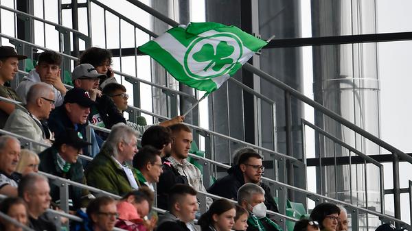 Das einzige Tor an diesem regennassen Ronhof-Tag markierten allerdings die kleinen Bayern. Der erste Abturn nach dem Aufstieg? Freilich waren noch einige Mängel im Kleeblatt-Spiel ersichtlich. Auch, dass die Münchner in der Vorbereitung auf die bald schon startende Regionalliga-Saison weiter sind als Fürth. Die Vorfreude auf die Bundesliga-Saison konnte den Kleeblättlern, die ihre Rückkehr in den Ronhof genossen, dennoch keiner nehmen.