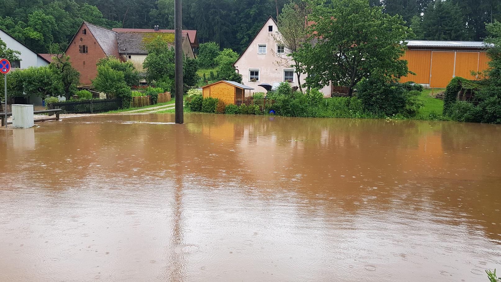Auch etliche Häuser nahmen in Hengdorf Schaden. Dauerregen trifft Franken: Schwere Unfälle und Feuerwehren im Dauereinsatz