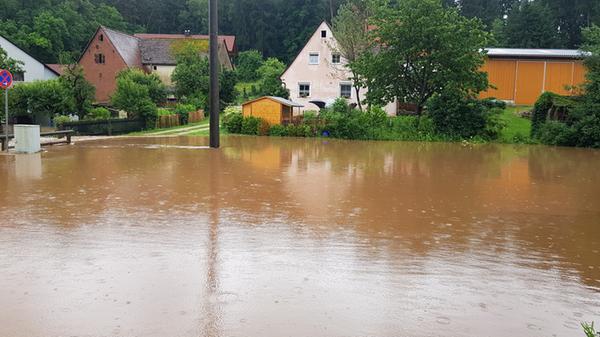 Auch etliche Häuser nahmen in Hengdorf Schaden. Dauerregen trifft Franken: Schwere Unfälle und Feuerwehren im Dauereinsatz