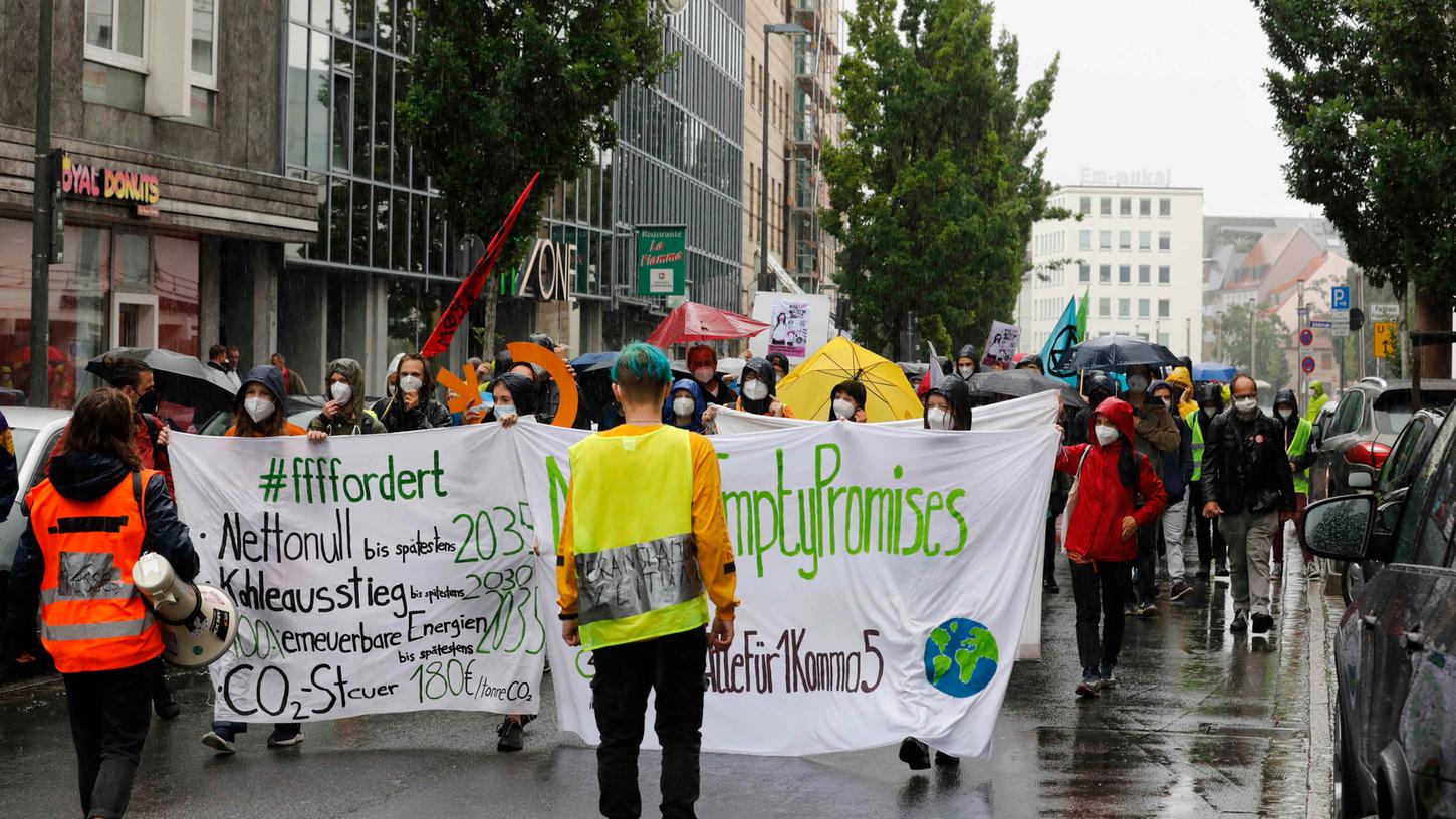 Fridays for Future möchte Spenden für die Opfer der Hochwasser-Katastrophe sammeln.
Fridays for Future möchte Spenden für die Opfer der Hochwasser-Katastrophe sammeln.