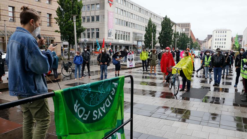Stau in Nürnberg: Umweltaktivisten besetzen Marientor-Kreuzung