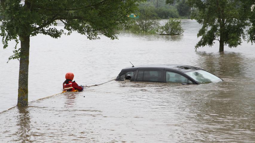"Jahrhunderthochwasser": Ganze Orte in Franken überflutet - Straßen werden zu Flüssen