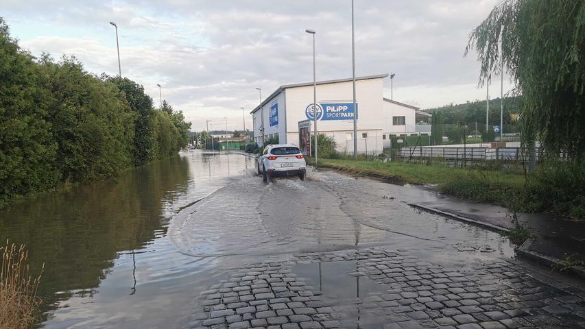Hochwasser in Ansbach: Rezat überschwemmt das Stadtgebiet