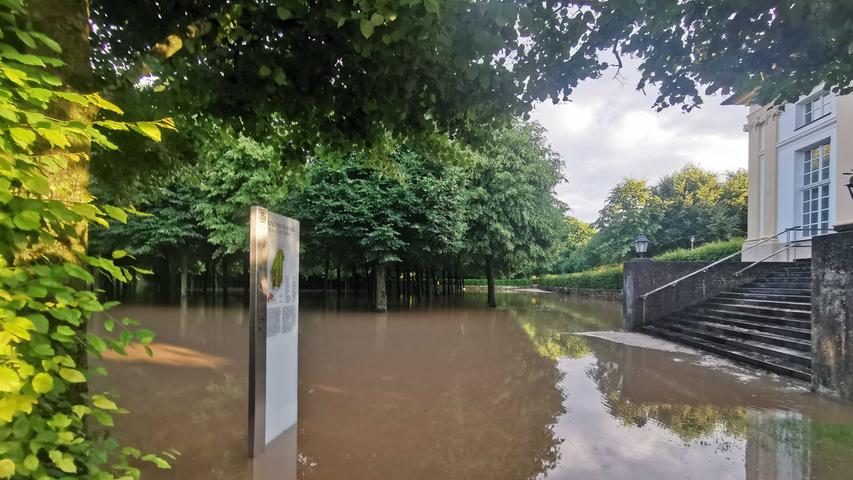 Auch der Ansbacher Hofgarten steht unter Wasser.